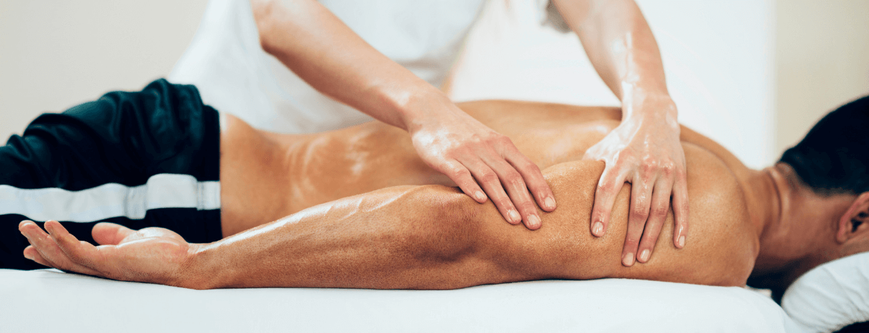 persona siendo masajeada